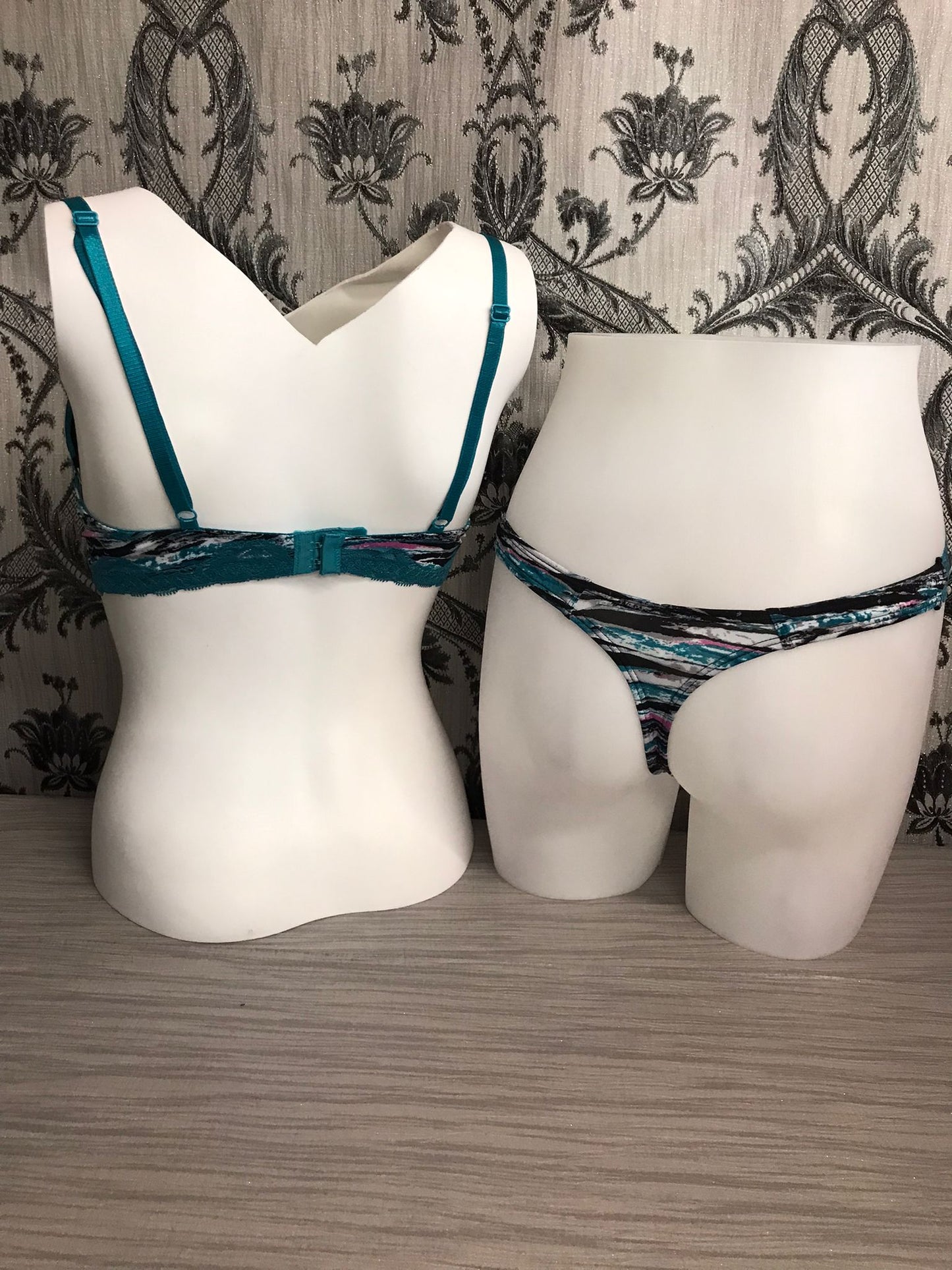 DB2437-45 Lace Connection Bra Assorted